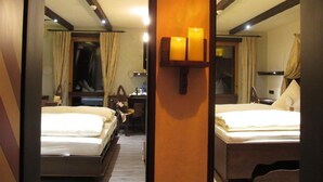 A hotel room with two beds, a desk, and a mirror. - Mittelalterhotel-Gästehaus Rauchfang (Meersburg)