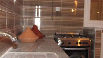 Fridge, oven, stovetop, coffee/tea maker