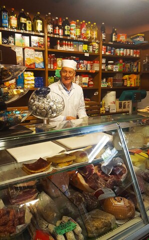 Dining - Two Apartments, Private Pool, Walk to Village Restaurants, Sleeps 12, Great view (Castiglione Di Garfagnana)