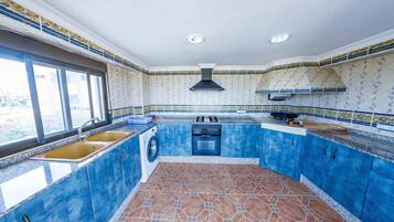 Een magnetron, een koffiezetapparaat/waterkoker