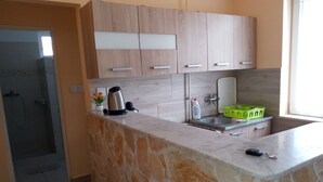 Cafeteira/chaleira, geladeira, micro-ondas, fogão