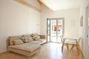 Smart TV, DVD player, books, offices