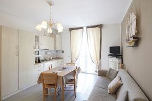 Appartamento, 2 camere da letto, fumatori | Area soggiorno | TV a schermo piatto