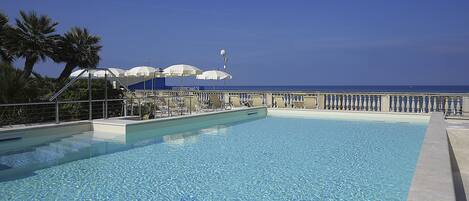 Een seizoensgebonden buitenzwembad