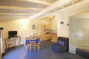 Studio, Smoking | Living area | Flat-screen TV