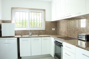 Een koelkast, een microgolfoven, een oven