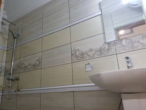 Elite Double Room | Bathroom | Shower, rainfall showerhead, towels, shampoo - Medrie International Hotel (Freetown)