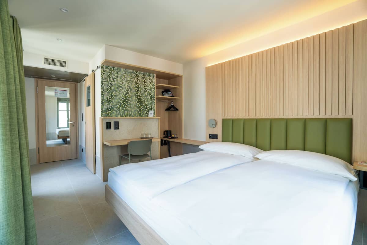 ملاءات للفراش لا تسبب الحساسية ومكتب وتجهيزات عازلة للصوت