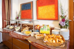 Tägliches Frühstücksbuffet (15 CHF pro Person)
