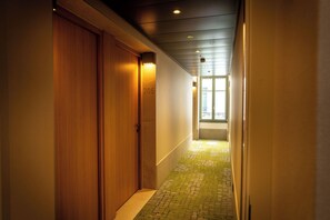 المنشأة من الداخل