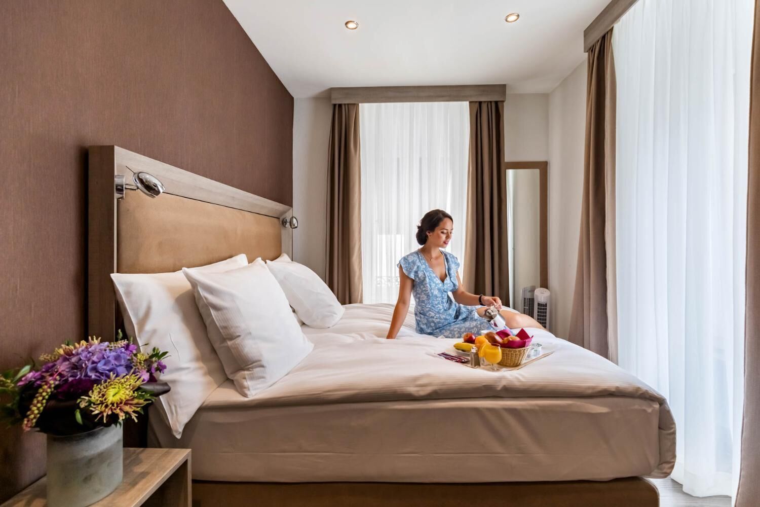 hypo-allergenic bedding, desk, soundproofing, free cots/infant beds