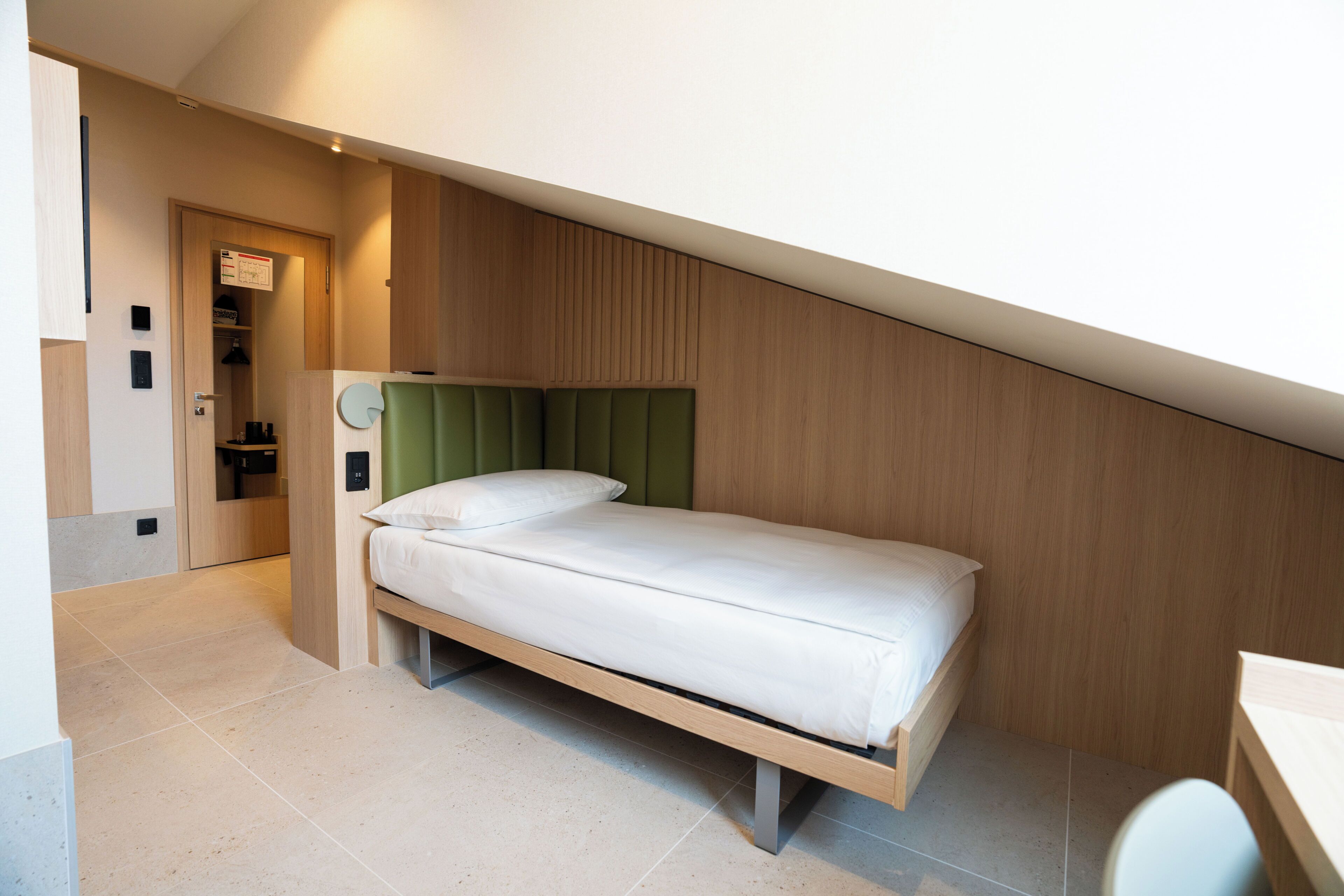 Standard Single Room | Hypo-allergenic bedding, desk, soundproofing, free cribs/infant beds