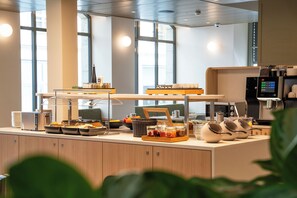 Desayuno buffet diario (CHF 15 por persona)