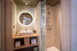 Artículos de tocador gratuitos, secador de pelo, toallas