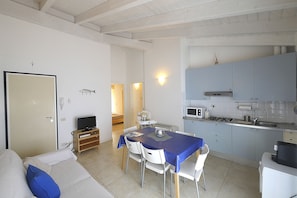 Appartement, 2 chambres | Cuisinette privée | Réfrigérateur grande capacité avec congélateur, four à micro-ondes