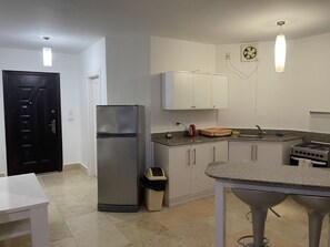 Refrigerador, microondas, horno, placa de cocina