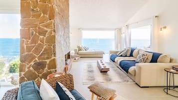 Een smart-tv, een open haard, boeken en een stereo