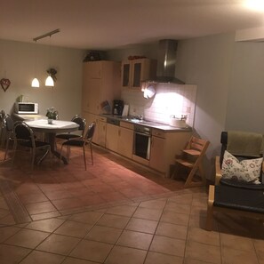 Comfort-Apartment, Gartenblick | Essbereich im Zimmer