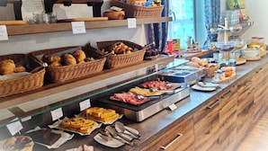 Un buffet proposant une variété de plats et de paniers.