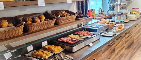 Buffet déjeuner gratuit tous les jours