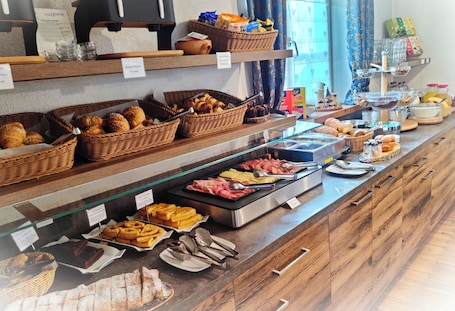 Free daily buffet breakfast