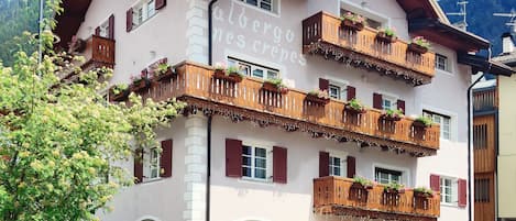 Vista frontal de la propiedad