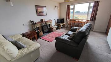 Cottage, 2 slaapkamers | Woonruimte | Televisie en een dvd-speler