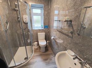 Cottage, 2 Bedrooms | Bathroom | Hair dryer, towels, shampoo