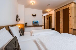 Down comforters, pillowtop beds, minibar, in-room safe - Small & Lovely Hotel Zaluna (Predazzo)