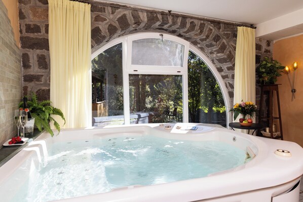 Indoor spa tub - Small & Lovely Hotel Zaluna (Predazzo)