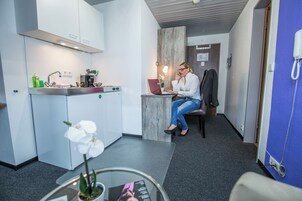 Caja de seguridad en la habitación y decoración personalizada 