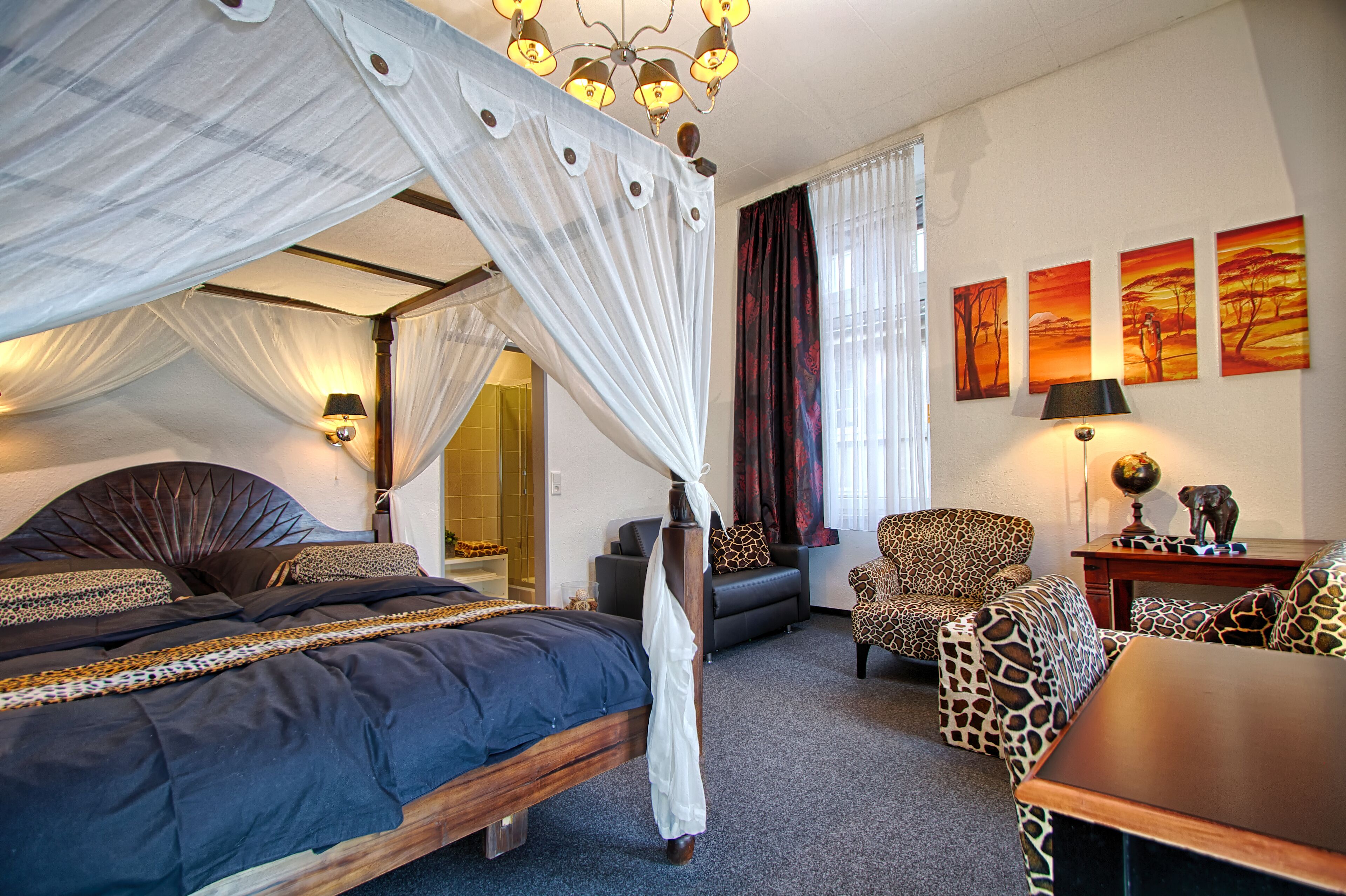 Deluxe Suite | In-room safe, desk, laptop workspace, iron/ironing board