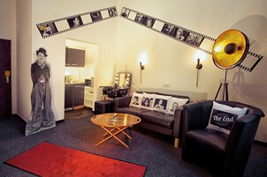 Caja de seguridad en la habitación y decoración personalizada 