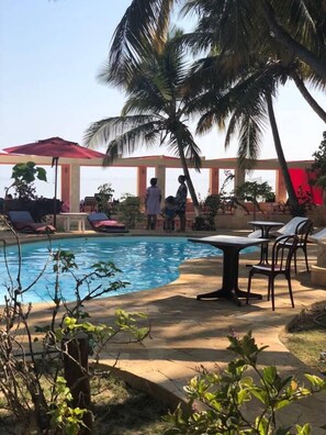 2 utendørsbassenger, bassengparasoller og solsenger