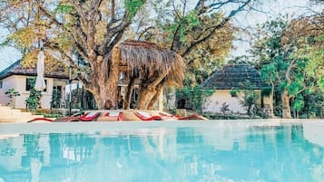 2 udendørs pools, parasoller, liggestole