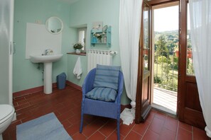 Shower, hair dryer, bidet, towels - Villa in Tuscany with salt water private pool, complimentary wine, stunning view (Comunale)