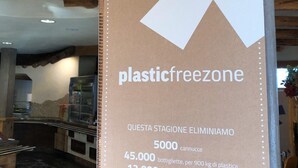 Placa da iniciativa Zona Livre de Plástico, listando itens a serem eliminados da estação.