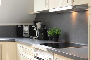 Køleskab, mikrobølgeovn, opvaskemaskine, kaffe-/temaskine