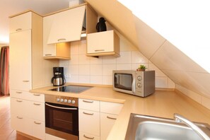 Køleskab, mikrobølgeovn, opvaskemaskine, kaffe-/temaskine