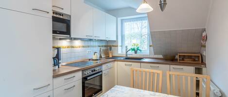 ثلاجة، ميكروويف، غسالة أطباق، ماكينة لصنع القهوة/الشاي