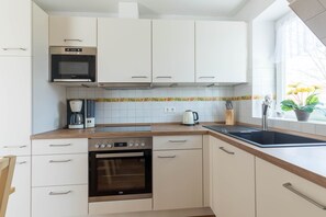 Køleskab, mikrobølgeovn, opvaskemaskine, kaffe-/temaskine