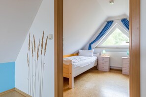 3 bedrooms, travel cot, WiFi, bed sheets
