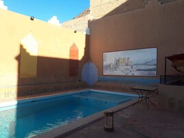 Piscina externa, guarda-sóis, espreguiçadeiras