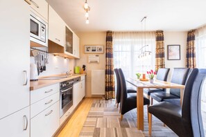 Køleskab, mikrobølgeovn, opvaskemaskine, kaffe-/temaskine