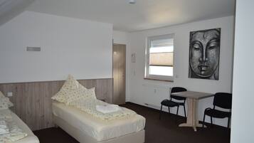 Kamer, 1 twee- of 2 eenpersoonsbedden, privébadkamer | 1 slaapkamer