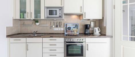 Køleskab, mikrobølgeovn, opvaskemaskine, kaffe-/temaskine