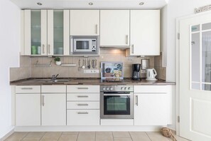 Køleskab, mikrobølgeovn, opvaskemaskine, kaffe-/temaskine