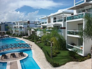 Piscina externa, espreguiçadeiras
