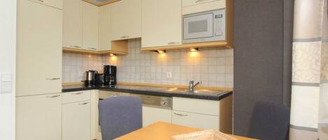 ثلاجة، ميكروويف، غسالة أطباق، ماكينة لصنع القهوة/الشاي