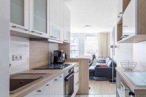 Køleskab, mikrobølgeovn, opvaskemaskine, kaffe-/temaskine